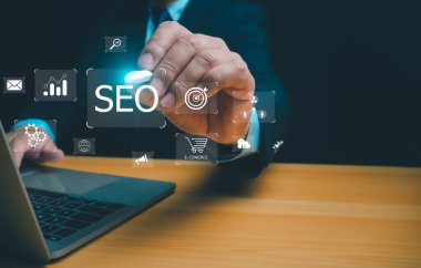 Analiz için bilgisayar kullanan bir iş adamı, SEO Arama Motoru Pazarlama, SEO Motor optimizasyonu, Pazarlama sıralama trafik web sitesi İnternet, İş teknolojisi, pazarlama kavramı.
