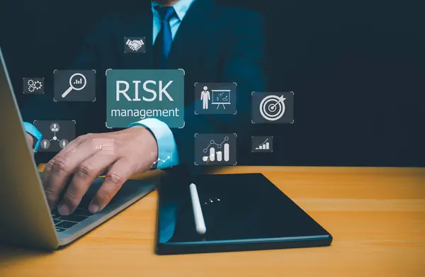 Ticari Yatırım Konsepti Risk Yönetimi ve Değerlendirmesi, Risk Yönetimi konsepti, Strateji ve finansal verilerin sanal ekran, Riskli iş risk yönetimi denetimi ve stratejisi üzerinde analiz edilmesi.