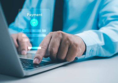 Bilgisayarlı bilgisayarlar, online ödemeler, bankacılık, online alışveriş, dijital online ödeme konsepti kullanan işadamları. Teknoloji çevrimiçi bankacılık uygulamaları internet ağı üzerinden. mali aktarım.