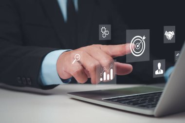 İşadamı iş dünyasının hedef simgesini işaret ediyor, iş konseptini hedefliyor, iş büyümesi ve vizyonu, iş hedefi, dijital pazarlama, daha iyi sonuçlar için hedefler belirliyor, pazarlama planlaması.