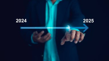 Yeni bir iş ve yeni bir hayata başlamak, İşadamı 2024 'ten 2025' e kadar değişmek üzere sanal baro statüsüne değindi, Mutlu Noeller ve teknoloji konseptiyle mutlu yeni yıllar, yeni yılın başlangıcı.