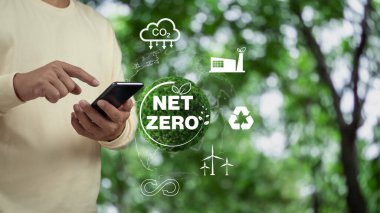 Sıfır emisyon, karbon piyasa konsepti, insan akıllı telefonu karbon kredilerini takas etmek için, karbon etf 'i sürdürülebilir iş için, yeşil iklim fonlarına yatırım yapmak için kullanır..