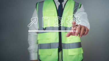 İnşaatla ilgili simgeleri işaret eden mimar veya mühendis, proje sunum planı, inşaat maliyeti planlaması, maliyet hesaplaması, inşaat planlaması, yapısal hesaplama.