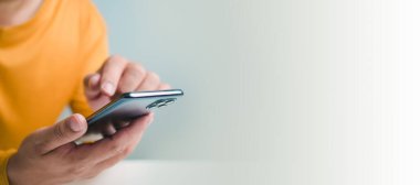 Adam yeni postaları kontrol etmek için akıllı telefonu, iş e-posta iletişimi ve dijital pazarlama için yeni e-posta bildirim kavramını kullanır. Gelen kutusuna elektronik mesajlar, internet teknolojisi uyarıları gelir..