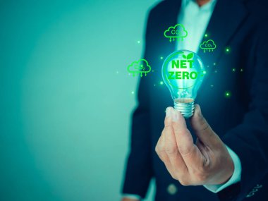 Ampulün etrafında CO2 bulut simgeleri, gelecekteki sürdürülebilir yatırım büyümesi, gelecekteki konsept için çevre kirliliğinin azaltılması, Yeşil Temiz Duruş kirliliği, Karbon kredi kavramı.