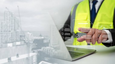 Belge listesini kontrol eden ve projeyi onaylayan mühendis veya mimar, onaylanmış konut inşaatı projesi, inşaat projesi denetimi ve konut izni kavramı.