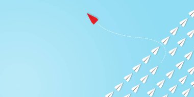 Bir yönde beyaz kağıt uçak grubu ve beyaz zemin üzerinde farklı yönleri gösteren kırmızı kağıt uçak, yeni fikirler için iş yaratıcılık, yenilik ve çözüm kavramları, uzay kopyalama.