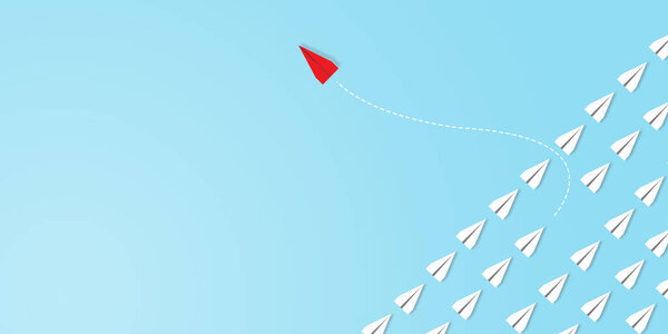 Группа белых плоскостей бумаги в одном направлении и одна красная плоскость бумаги указывая по-разному на белом фоне, Бизнес для новых идей креативность, инновации и концепции решения, Копирование пространства.