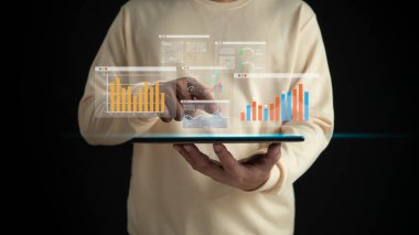 Analistler pazarlama analizi için tablet ve paneller, yönetim hakkında bilgi içeren stratejik planlama analizi, performans analizi ve operasyon yönetimi için rapor, veri analizi kavramı için de kullanırlar..