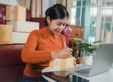 Asyalı kadın dizüstü bilgisayar, girişim küçük işletme girişimcisi KOBİ, Başarı Asyalı küçük işletme sahibi ev sahibi ofisi, Online satış pazarlama teslimatı, Etrade konsepti, çevrimiçi iş dünyası.