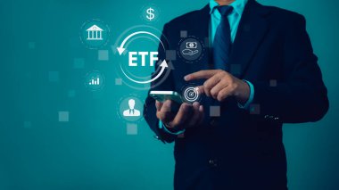 Adam internet üzerinden ETF hesabını analiz etmek ve yönetmek için akıllı telefonu kullanıyor. Yatırım artışını temsil eden ve ETF Borsası 'nın simgelerini gösteren borsa borsası ticari yatırım finans kavramı.