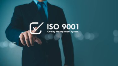 ISO 9001 Standart Sertifika Standardı Kalite Kontrol Konsepti. İşadamı ISO 9001 metnini, kuruluşların kalite yönetimi, sertifikası ve kalitesi için işaret ediyor.