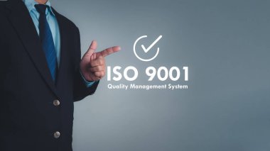 ISO 9001 Standart Sertifika Standardı Kalite Kontrol Konsepti. İşadamı ISO 9001 metnini, kuruluşların kalite yönetimi, sertifikası ve kalitesi için işaret ediyor.