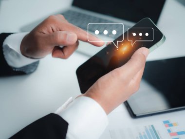 Akıllı telefon yazma, sohbet kutusu simgeleriyle sohbet, sosyal medya pazarlama konsepti, uygulama iletişimi dijital ağ ve sosyal ağ konseptiyle sohbet.