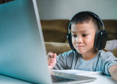 Çevrimiçi eğitim, dizüstü bilgisayarla evde öğrenim görme teknolojisi, sanal dersle ilgili sanal uzaklık öğrenme, uzaktan eğitim alan çocuklara eğitim verme,.