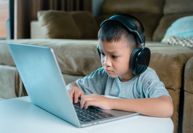 Çevrimiçi eğitim, dizüstü bilgisayarla evde öğrenim görme teknolojisi, sanal dersle ilgili sanal uzaklık öğrenme, uzaktan eğitim alan çocuklara eğitim verme,.