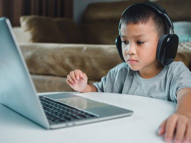 Çevrimiçi eğitim, dizüstü bilgisayarla evde öğrenim görme teknolojisi, sanal dersle ilgili sanal uzaklık öğrenme, uzaktan eğitim alan çocuklara eğitim verme,.