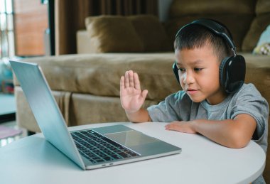 Çevrimiçi eğitim, dizüstü bilgisayarla evde öğrenim görme teknolojisi, sanal dersle ilgili sanal uzaklık öğrenme, uzaktan eğitim alan çocuklara eğitim verme,.