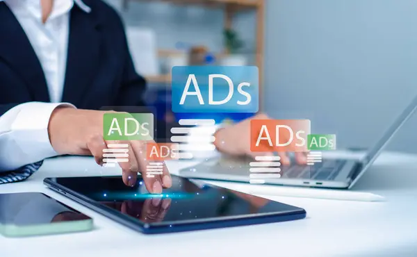 Dijital pazarlama kavramı, reklam paneli dijital pazarlama stratejisi analizi, internet reklamları, web sitesi ve sosyal medya reklamı, SEO ile birlikte laptop ve tablet kullanan iş kadını..