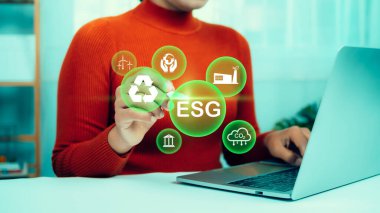 Sıfır ve karbon nötr, İş kadını yatırım sürdürülebilirliği ESG simgelerini analiz ediyor. ESG çevre koruma kavramı, sürdürülebilir kalkınma, iklim değişikliği, yeşil enerji geri dönüşümü.