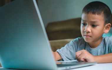 Çevrimiçi eğitim, dizüstü bilgisayarla evde öğrenim görme teknolojisi, sanal dersle ilgili sanal uzaklık öğrenme, uzaktan eğitim alan çocuklara eğitim verme,.