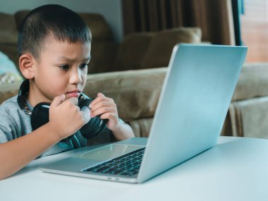 Çevrimiçi eğitim, dizüstü bilgisayarla evde öğrenim görme teknolojisi, sanal dersle ilgili sanal uzaklık öğrenme, uzaktan eğitim alan çocuklara eğitim verme,.
