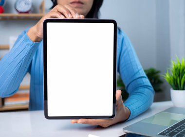 İş kadını elinde beyaz ekranlı tablet, çevrimiçi alışveriş için akıllı telefon modeli, çevrimiçi eğitim veya fotokopi alanı, sunum ve reklam kavramına sahip internet işi,