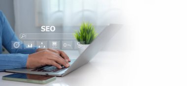 Kadın bilgi aramak için arama motoru kullanıyor, İş kadını Sanal Ekran Veri Arama Teknolojisi Arama Motoru optimizasyonu, veri için web konsolu, SEO, Pazarlama planlama.