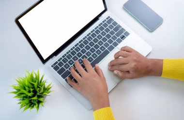 Mokup resim ekran bilgisayarı, metin için boş alanı olan cep telefonu, dizüstü bilgisayar kullanan el işi, reklam için beyaz arkaplan, pazarlama, tasarım, tasarım yaratıcı çalışma alanı.