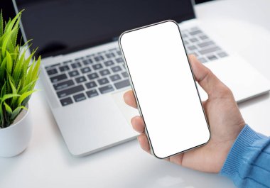 Mokup görüntü ekranı akıllı telefonu, boş yeri olan cep telefonu, akıllı telefon kullanan el işi, reklam için beyaz arka plan, pazarlama, tasarım, yaratıcı çalışma alanı.