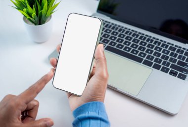 El işi akıllı telefon, Mockup görüntü akıllı telefon, cep telefonu metin için boş alan, reklam için beyaz arkaplan, pazarlama, tasarım, yaratıcı çalışma alanı.