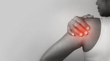Akut ağrı çeken, boynu ağrıyan bir kadın, omuz iltihabı ve kolu, omuz kasılması, omuz kası spazmı, sağlık ve sağlık sigortası, yaralanma ve tıbbi konsept..