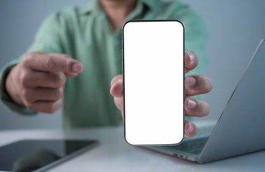 İş adamı elinde beyaz ekranlı akıllı telefon, online alışveriş, rezervasyon ve bankacılık konsepti için akıllı telefon modeli, online eğitim veya fotokopi alanı ile çevrimiçi iş.