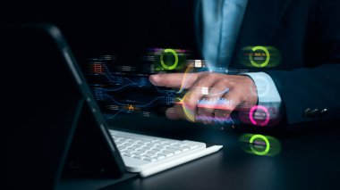 İş adamı, pazarlama stratejisi planlaması, grafik analizi ve gelecekteki sanal ekran hakkında bilgi edinmek için tablet ve Analitik Veri Yönetim Sistemi 'ni kullanıyor.