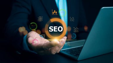 SEO, Pazarlama Planlama, İş adamı sanal ekran veri arama teknolojisi arama motoru optimizasyonu, İş adamı bilgi aramak için arama motorunu kullanıyor, veri için web konsolu kullanıyor.