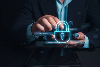 Ağ güvenliği anahtar kelimeleri, internette gezinmek için bilgisayar kullanan insan eli hackerlara, internete, siber güvenliğe ve küresel ağ güvenliği teknolojisine karşı koruyacak güvenlik sistemleri var.