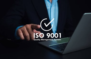 ISO 9001 Standart Sertifika Standardı Kalite Kontrol Konsepti. İşadamı ISO 9001 metnini, kuruluşların kalite yönetimi, sertifikası ve kalitesi için işaret ediyor.