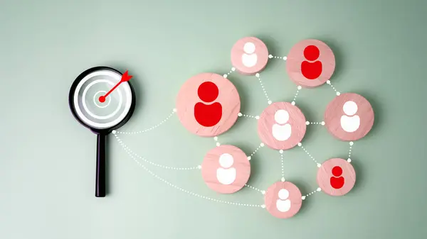 Müşteri odak grubu, Müşteri ilişkileri yönetim konsepti, CRM, Müşteri İlişkileri yönetimi ve hedef pazarlama stratejileri için insan simgeleriyle bağlantılı dairesel ahşap simge üzerindeki hedef simge.