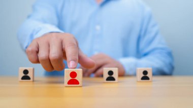 İşe alım çalışanı ve başarılı iş dünyası lideri konsepti ile yetenek yönetimi, ikonlu tahta küplerle, kişisel denetimle veya CRM konseptiyle gösterilen tek bir kişi ile iş alımcısı.