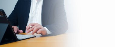 Bilgisayar klavyesi ve internet erişim ikonu şablonu. Teknoloji kullanılarak iş, finans ve hizmet bilgilerinin iletimi sunuluyor.