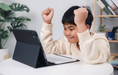 Teknoloji eğitimi, evde kalma, tablet öğrenme kullanan Asyalı çocuk. Modern ve eğitici bir yaşam tarzı sunuyorum. Okul öğretmeninden sanal internet kursu.