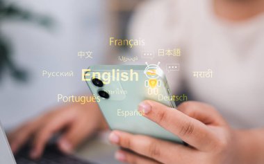 Kadın, çevirmen uygulaması, çevirmen uygulaması, dil kursu ve e-öğrenme konsepti ile akıllı telefon kullanır veya dünya çapında mobil uygulama dili konuşma kavramına tercüme eder.