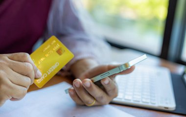 Çevrimiçi bankacılık işlem konsepti, kredi kartı kullanan akıllı telefon ve online alışveriş yapan kadın, ticaret ve güvenli cep telefonu bankacılığı konsepti, çevrimiçi ödeme yapan kadın..