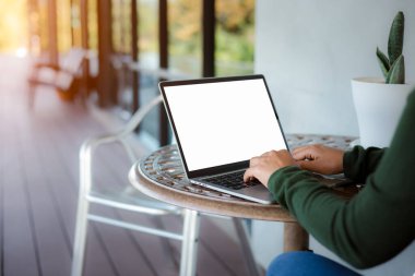 Kadın dizüstü bilgisayar kullanıyor ve bakıyor, reklam metni için beyaz arkaplanı olan boş ekran tableti, laptopla iletişim bilgilerini kullanan kadın, pazarlama ve yaratıcı tasarım.