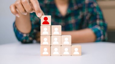 İkonları olan ahşap küpleri, işe alım çalışanı ve başarılı iş dünyası lideri konsepti, kişisel denetim ya da CRM konsepti olan yetenek yönetimi olan tek kişilik bir iş adamı alımı..