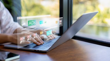 Çevrimiçi reklam, Dijital pazarlama konsepti, İlan paneli ile tablet ve dizüstü bilgisayar kullanan kadın markalaşma için dijital pazarlama stratejisi analizi, web sitesi ve sosyal medyada Bad, SEO.