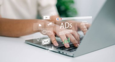 İlanlı dizüstü bilgisayar ve tablet kullanan kadın markalaşma, Online reklam, Dijital pazarlama konsepti, web sitesi ve sosyal medyada Bad, SEO.