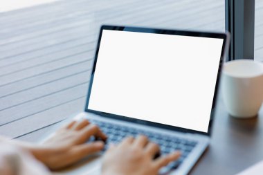 İnsan eli bilgisayarı kullanıyor ve ona bakıyor, reklam metni için beyaz arkaplan tableti, laptopla iletişim bilgilerini kullanan kadın, pazarlama ve yaratıcı tasarım..