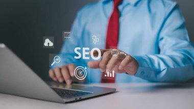 SEO arama motoru optimizasyonu. İş adamı analiz için bilgisayar kullanıyor. SEO arama motoru optimizasyonu pazarlama sıralama trafik web sitesi internet iş teknolojisi kavramı.