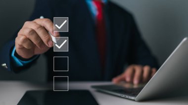 Stylus kalem kullanan işadamı çevrimiçi kontrol listesi, iş performans kontrol listesi, dijital form kontrol listesi dolduruyor, değerlendirme alın, Anket, Değerlendirme, Anket, Kontrol, Kontrol